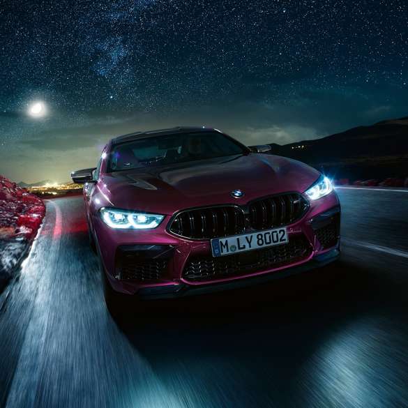 BMW M8 Competition Gran Coupé, vue de face en marche Vue de face en mouvement de la BMW M8 Competition Gran Coupé F93 2020 en BMW Individual Ametrin metallic