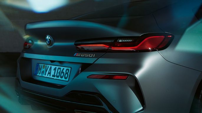 BMW M850i xDrive Gran Coupé, vue en gros plan de la poupe Vue arrière rapprochée de la BMW M850i xDrive Gran Coupé G16 2019 en BMW Individual Frozen Bluestone metallic