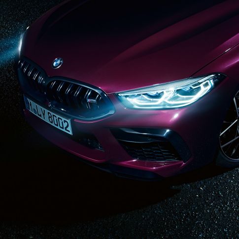 Vue latérale rapprochée de l'avant de la BMW M8 Competition Gran Coupé Vue latérale rapprochée de l'avant de la BMW M8 Competition Gran Coupé avec BMW Laserlight F93 2020 en BMW Individual Ametrin metallic