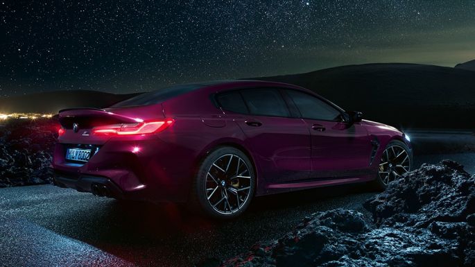 BMW M8 Competition Gran Coupé, vue de trois quarts de profil arrière Vue latérale de trois quarts de l'arrière de la BMW M8 Competition Gran Coupé F93 2020 en BMW Individual Ametrin metallic
