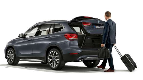 BMW X1, actionnement automatique du hayon. BMW X1, vue latérale verticale avec hayon ouvert.