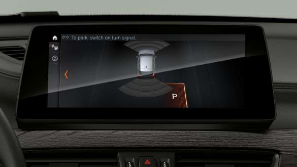BMW X1, Parking Assistant Pack Plus dans le concept d’affichage et de commande. BMW X1, intérieur avec vue sur le Driving Assistant Plus dans le concept d'affichage et de commande.