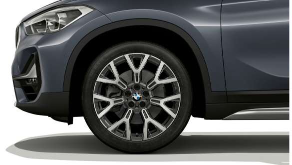 BMW X1, jantes en alliage léger de 19" BMW X1, gros plan sur les jantes en alliage léger de 19".