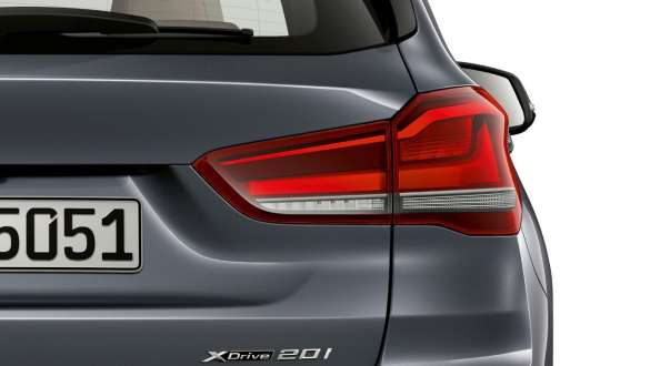 BMW X1, feux arrière à technologie LED. BMW X1, gros plan des feux arrière à technologie LED.