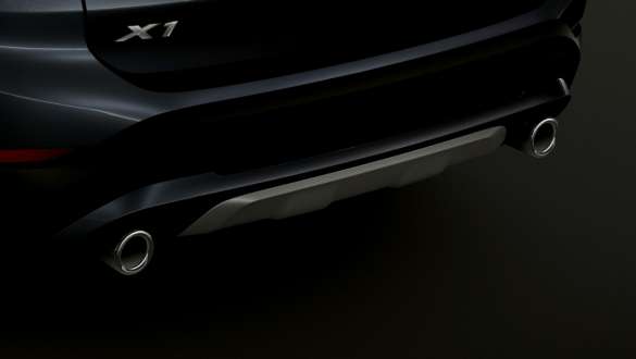 BMW X1, tubulure d'échappement. BMW X1, gros plan des tubulures d'échappement .
