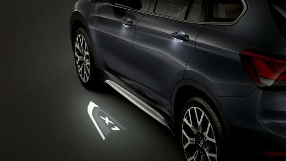 BMW X1, projection LED “X1”. BMW X1, focus sur la projection LED “X1”.