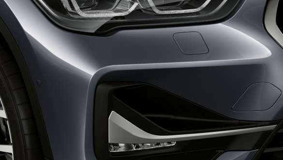 BMW X1, phares antibrouillards à LED. BMW X1, gros plan des phares antibrouillards LED.