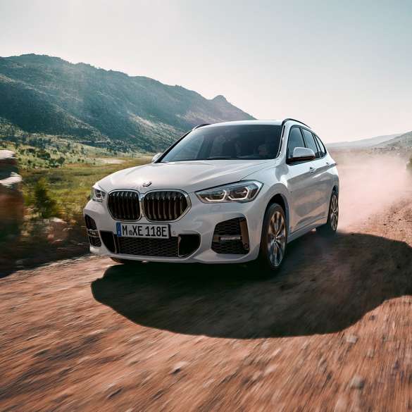 BMW X1 Plug-in Hybrid xDrive25e F48 BMW X1 Plug-in Hybrid xDrive25e F48 2019 en conduite, vue de trois quarts avant