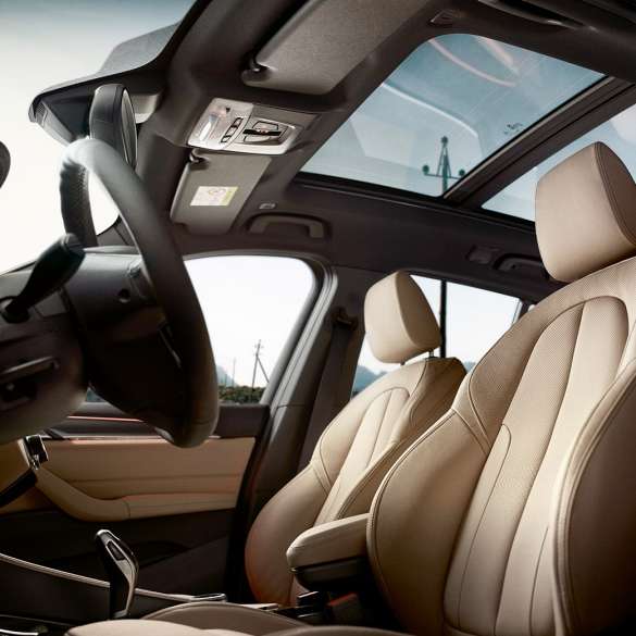 Intérieur de la BMW X1, sièges sport. Intérieur de la BMW X1, vue sur les sièges sport ergonomiques.