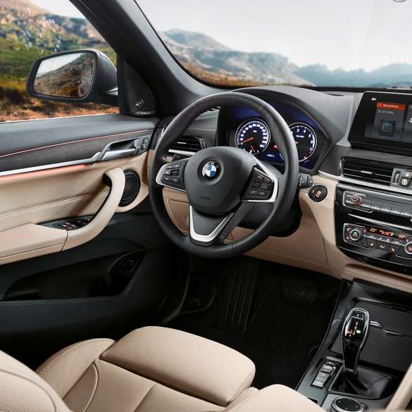 Intérieur de la BMW X1, poste de conduite. Intérieur de la BMW X1, vue sur le Control Display de 10,25" dans le poste de conduite.