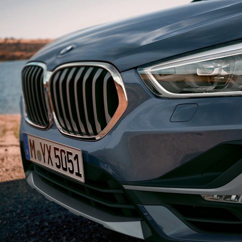 BMW X1, phares LED adaptatifs BMW X1, gros plan des phares LED adaptatifs.