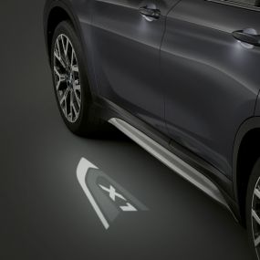 BMW X1, projection LED “X1”. BMW X1, vue de profil avec vue sur la projection LED “X1”.