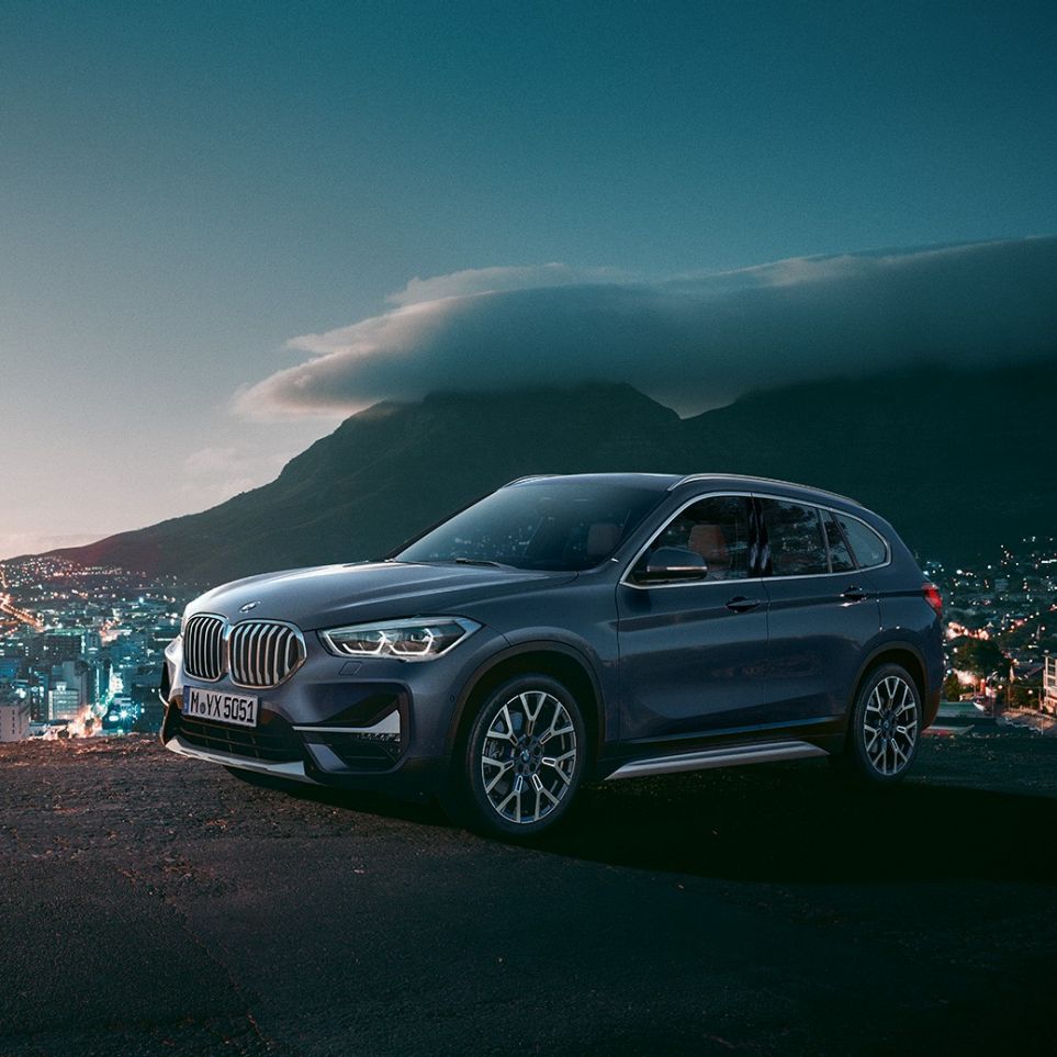 BMW X1, vue de trois quarts de profil. BMW X1, vue trois de quarts de profil dans un décor urbain.