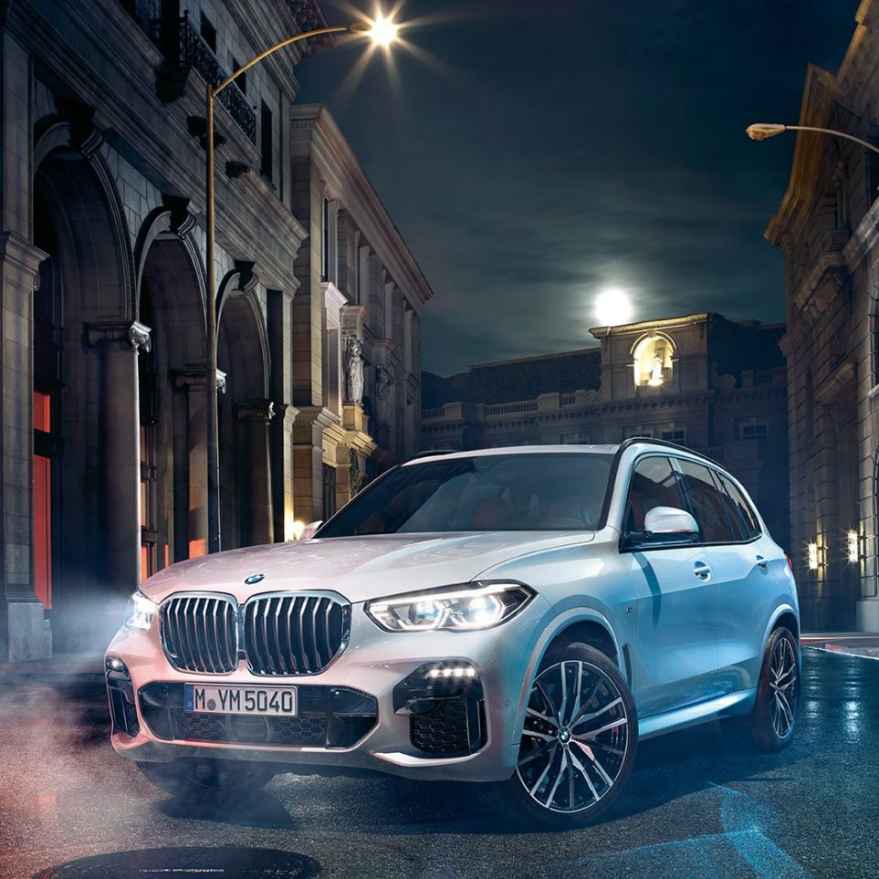 BMW X5 vue de trois quarts avant BMW X5 G05 2018 en Mineralweiß metallic vue de trois quarts avant à l'arrêt, de nuit