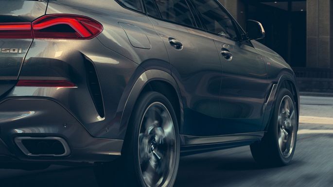Suspension M adaptative Professional. Vue de trois quarts arrière de la BMW X6.