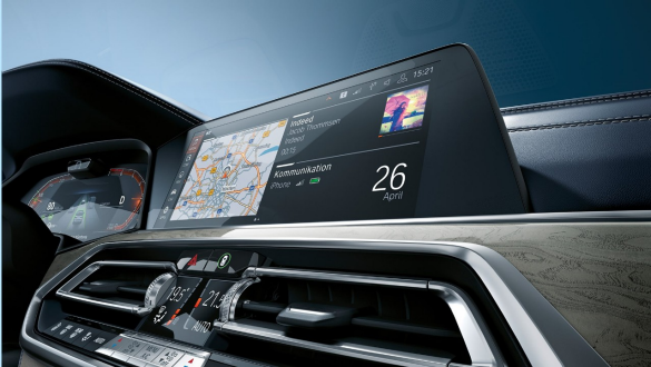 BMW Live Cockpit Professional Vue diagonale en contre-plongée du BMW Live Cockpit Professional