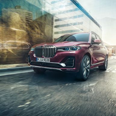 BMW Individual X7 xDrive40i, vue de trois-quarts avant Vue de trois-quarts avant d’une BMW X7 en Ametrin metallic en mouvement
