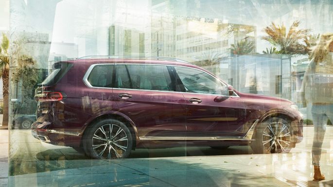 BMW Individual X7 xDrive40i, vue de profil Vue de profil d’une BMW X7 en Ametrin metallic à l’arrêt