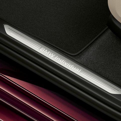 Seuils de porte avec insigne BMW Individual Gros plan du seuil de porte éclairé orné de l’inscription BMW Individual