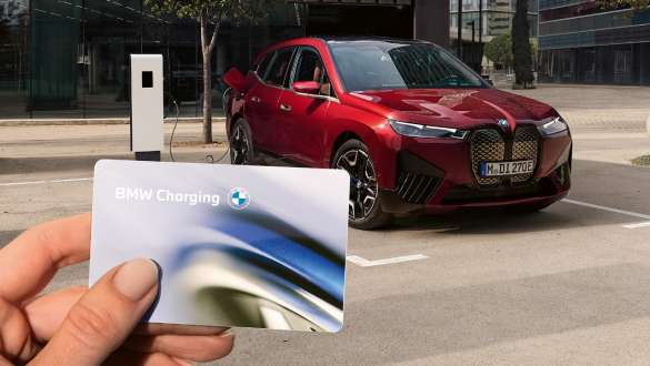 Options tarifaires de recharge publique Options tarifaires de recharge publique – BMW iX à une station de recharge