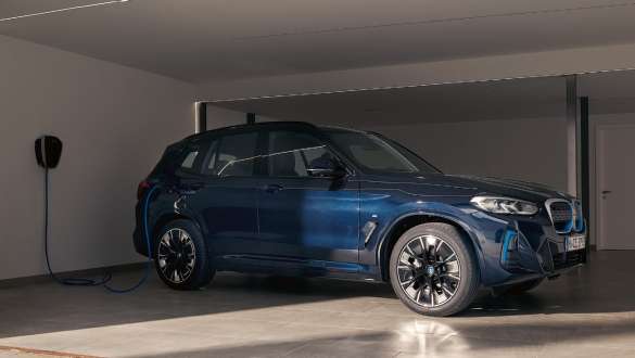 Solutions de recharge sur le lieu de travail Recharge sur le lieu de travail – BMW iX3 à une station de recharge dans un garage