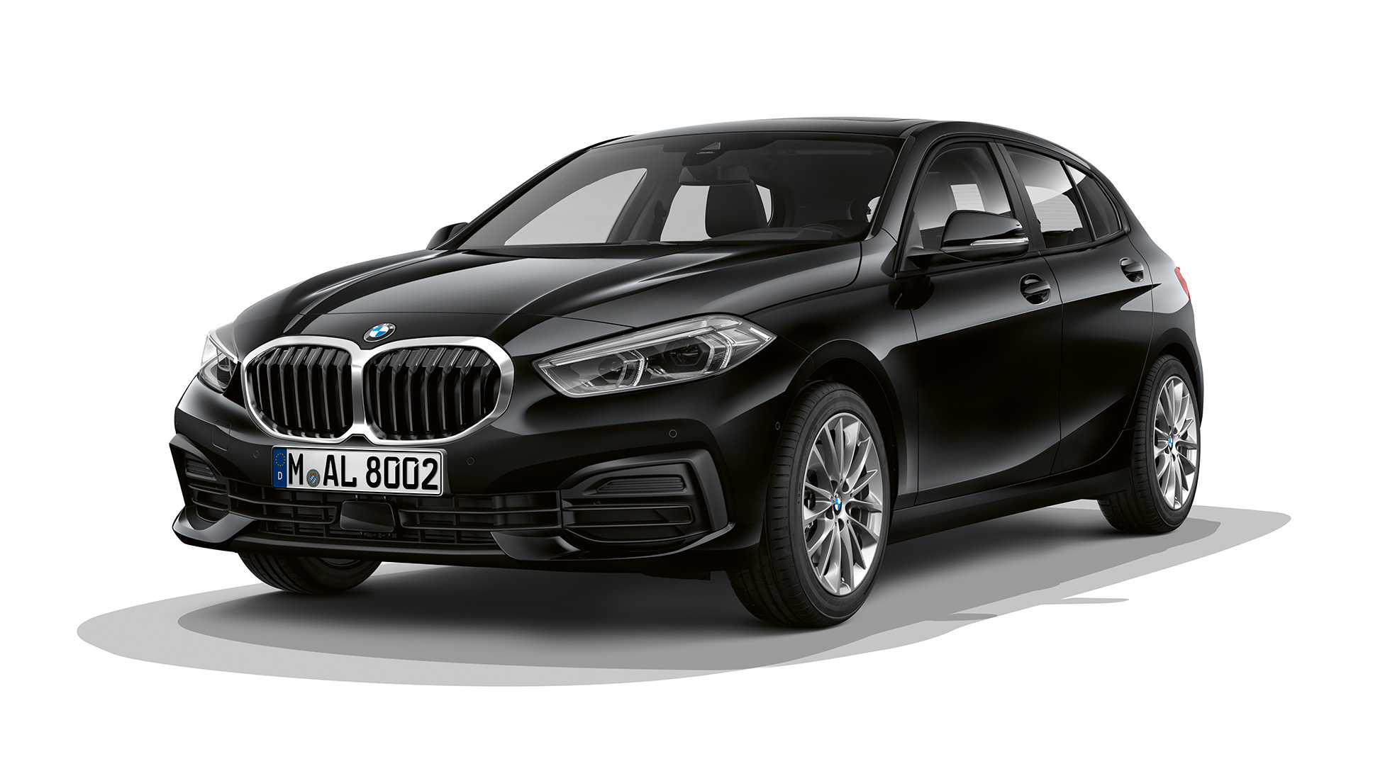 BMW Série 1, Modèle Advantage, vue de trois quarts avant BMW Série 1, Modèle Advantage en Schwarz, vue en studio de trois quarts avant.