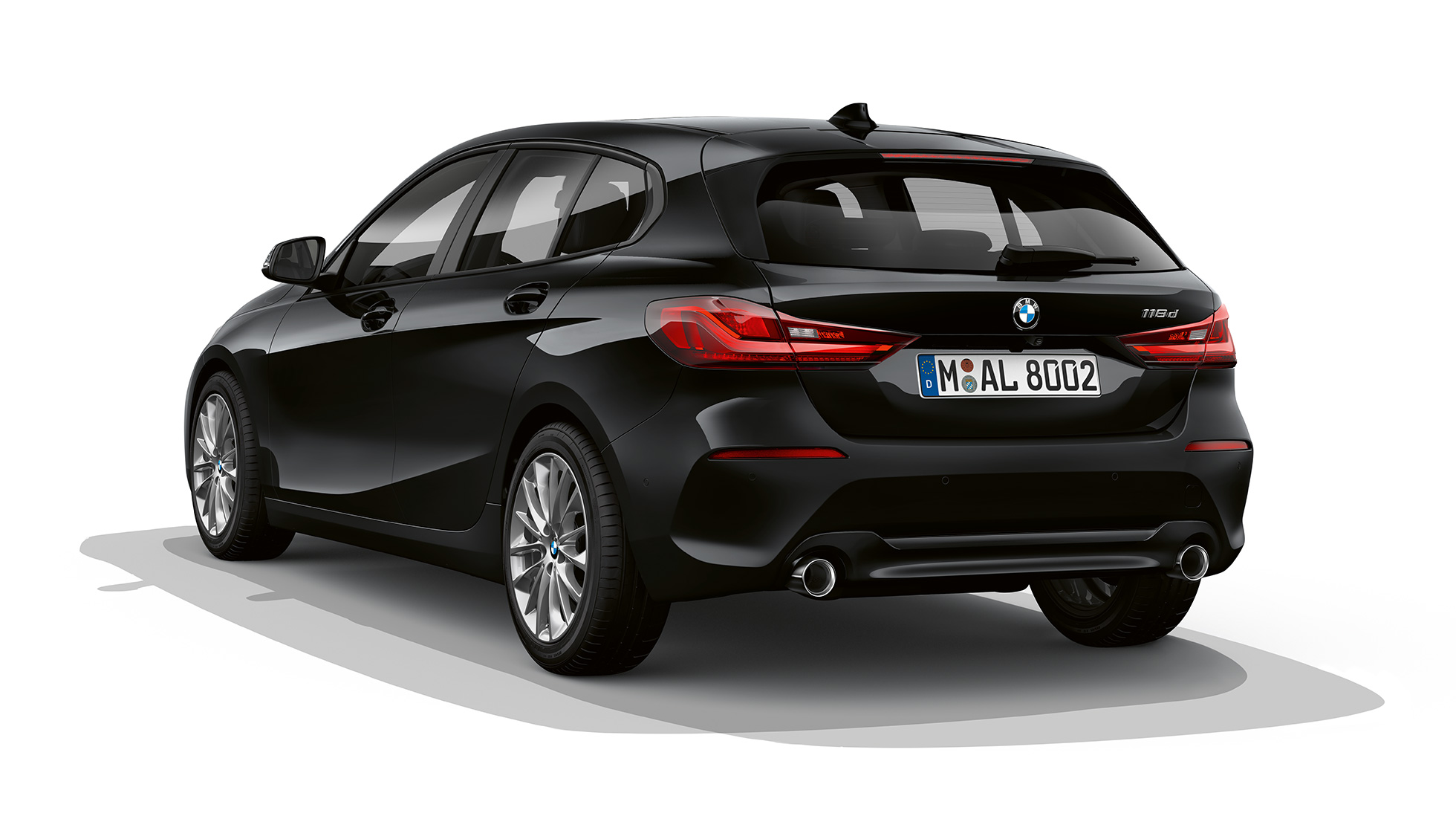BMW Série 1, Modèle Advantage, vue de trois quarts arrière. BMW Série 1, Modèle Advantage en Schwarz, vue en studio de trois quarts arrière.