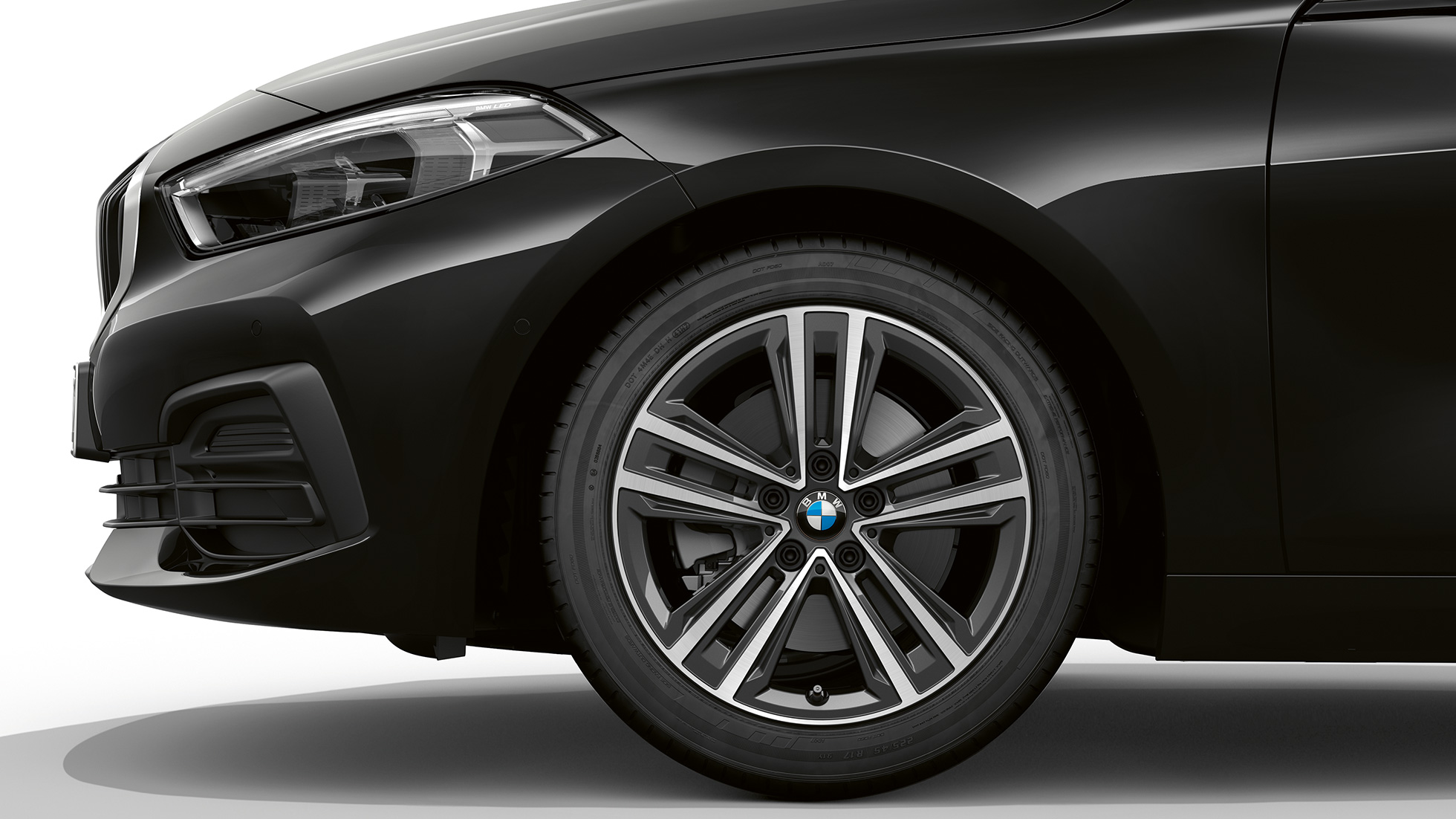 Jantes BMW 16" en alliage léger, à rayons en étoile 517. BMW Série 1, Modèle Advantage en Schwarz, vue de profil avant avec jantes BMW 16" en alliage léger à rayons en étoile 517.