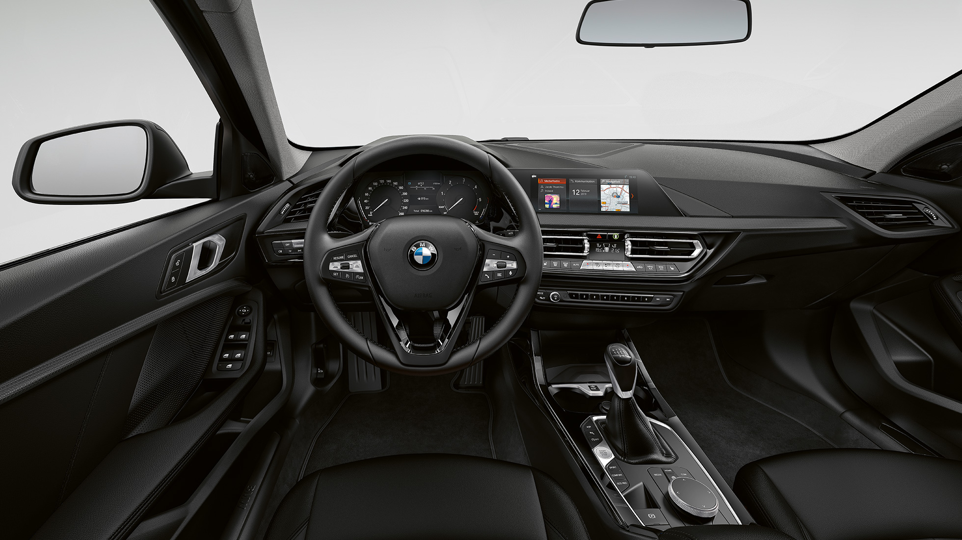 Volant en cuir. BMW Série 1, Modèle Advantage, poste de conduite avec volant en cuir.