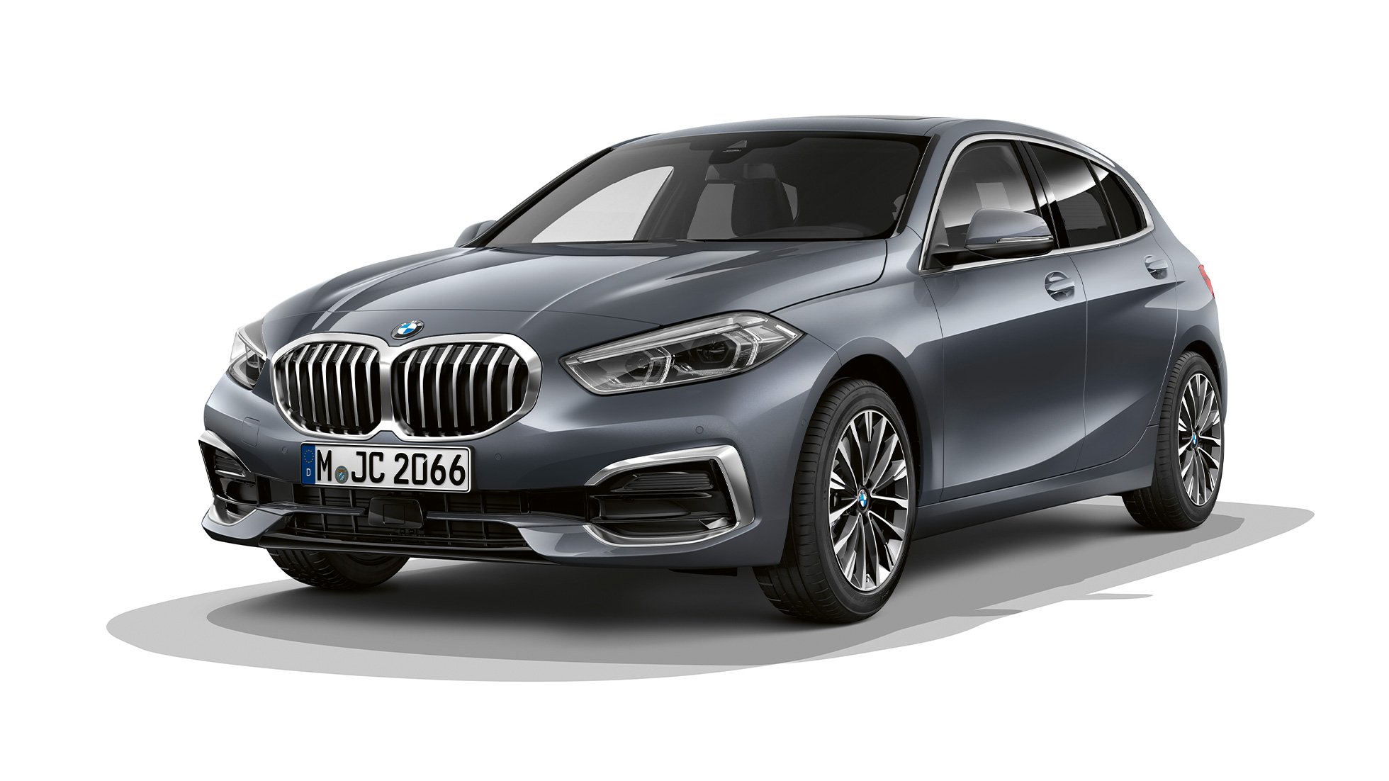 BMW Série 1, Modèle Luxury, vue de trois quarts avant BMW Série 1, Modèle Luxury en Storm Bay metallic, vue en studio de trois quarts avant.