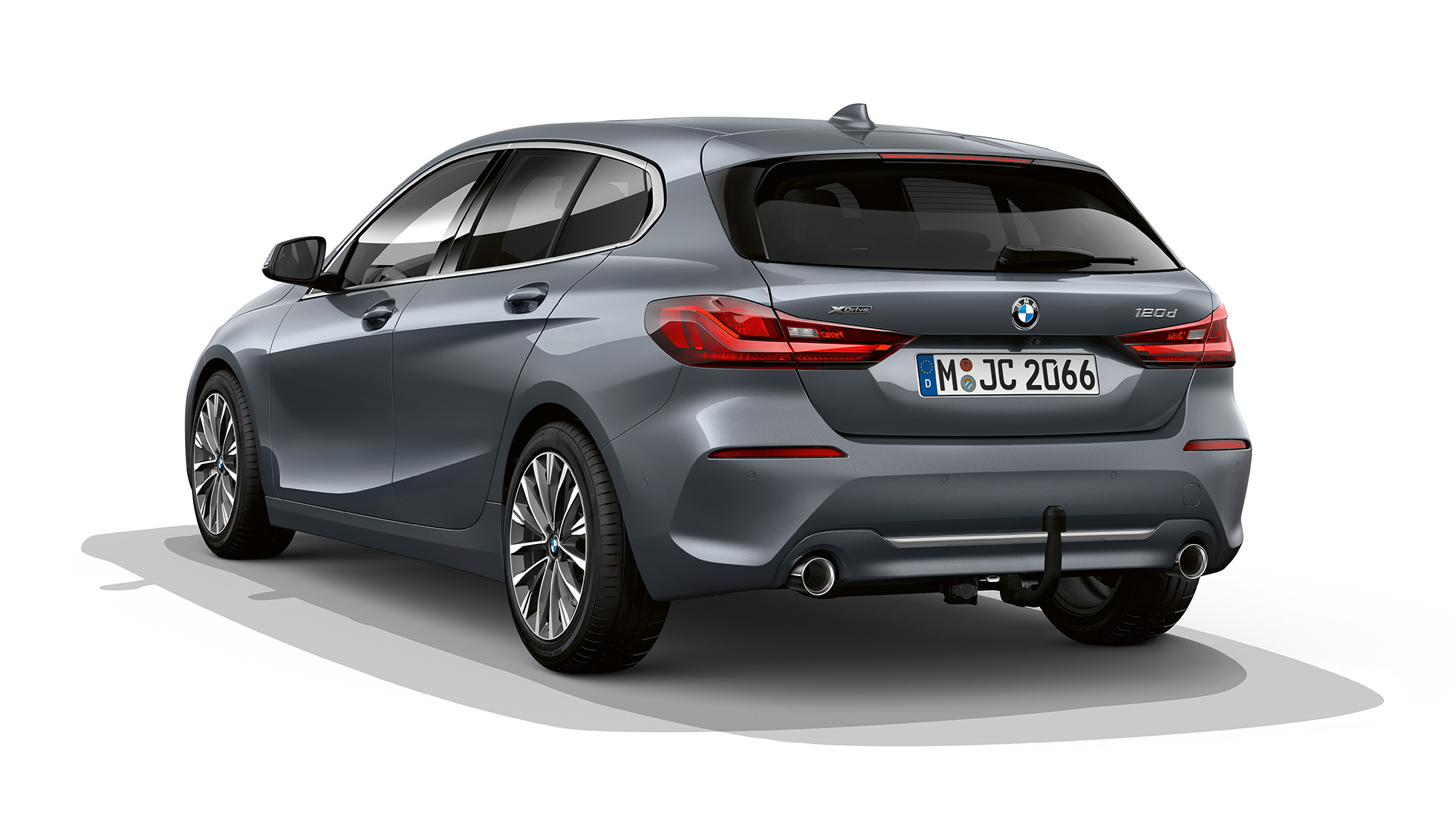 BMW Série 1, Modèle Luxury, vue de trois quarts arrière. BMW Série 1, Modèle Luxury en Storm Bay metallic, vue en studio de trois quarts arrière.