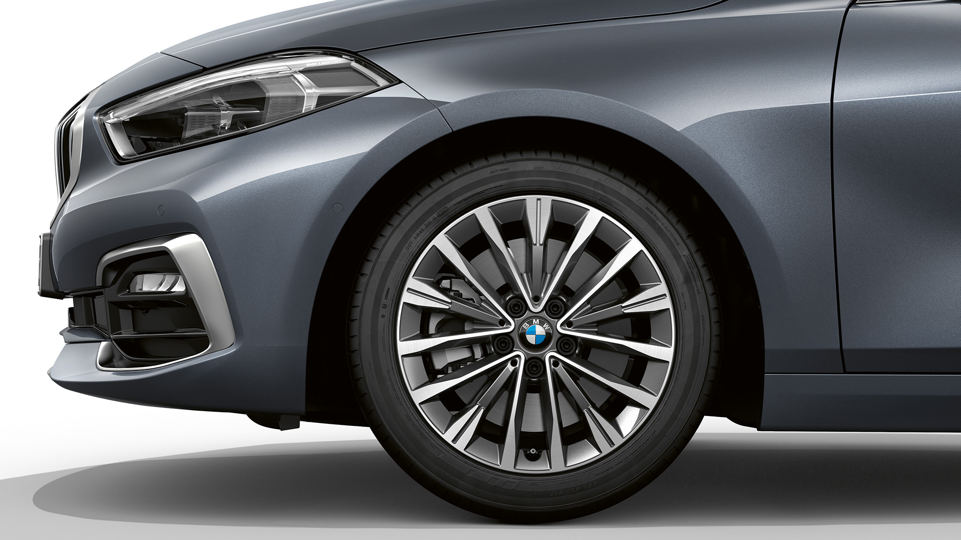Jantes BMW 17" en alliage léger, à multirayons 547. BMW Série 1, Modèle Luxury en Storm Bay metallic, vue de profil avant avec jantes BMW 17" en alliage léger à multirayons 547.