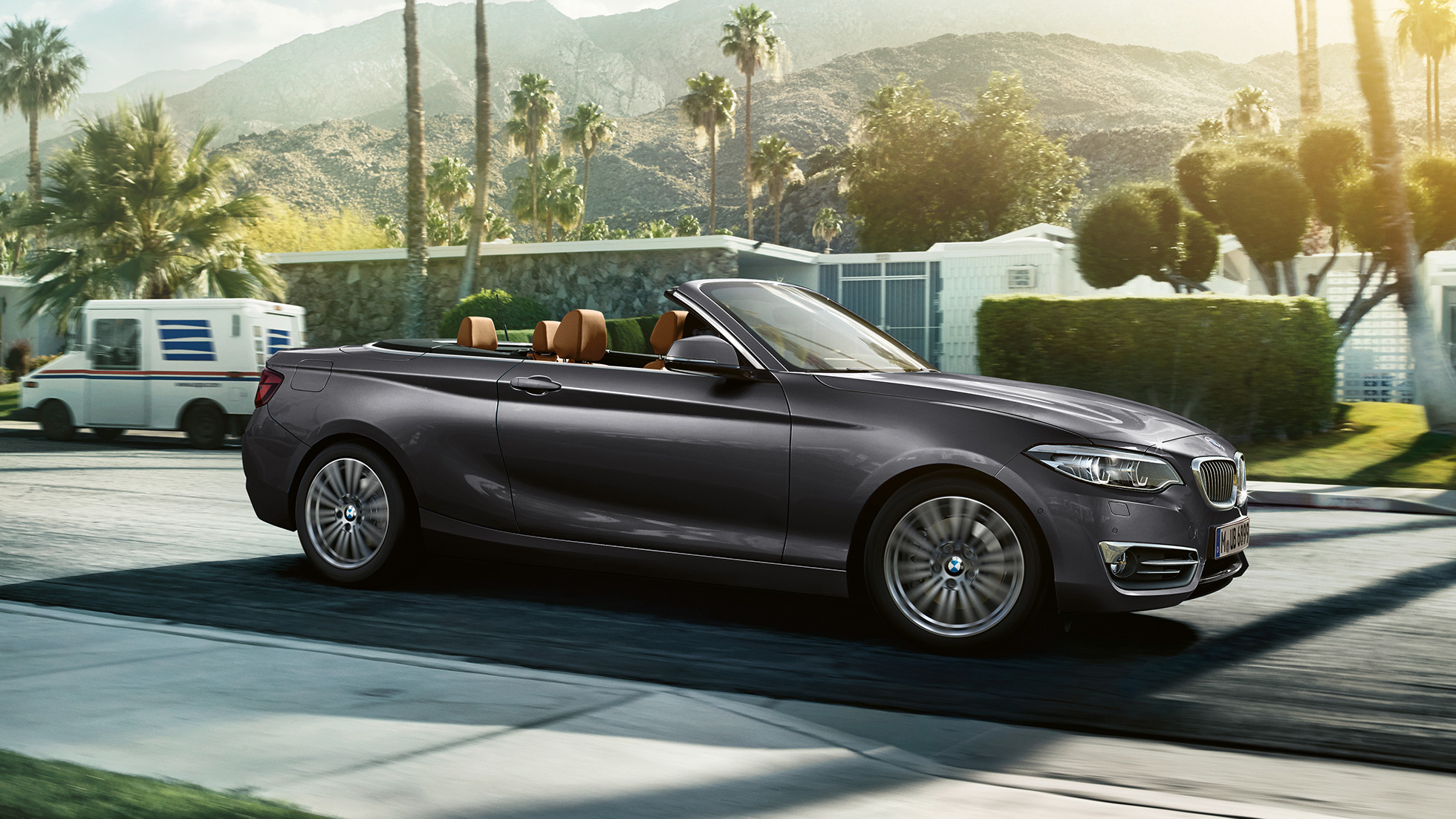 BMW Série 2 Cabrio en mouvement, vue de profil BMW Série 2 Cabrio en mouvement, vue de profil