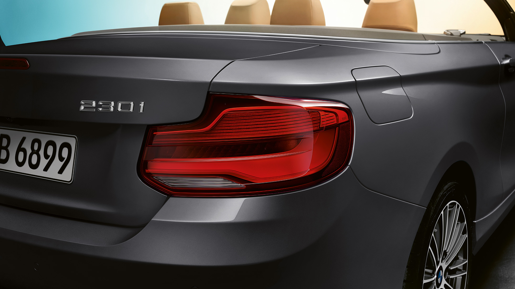 BMW Série 2 Cabrio, insigne du modèle à l’arrière BMW Série 2 Cabrio, insigne du modèle à l’arrière