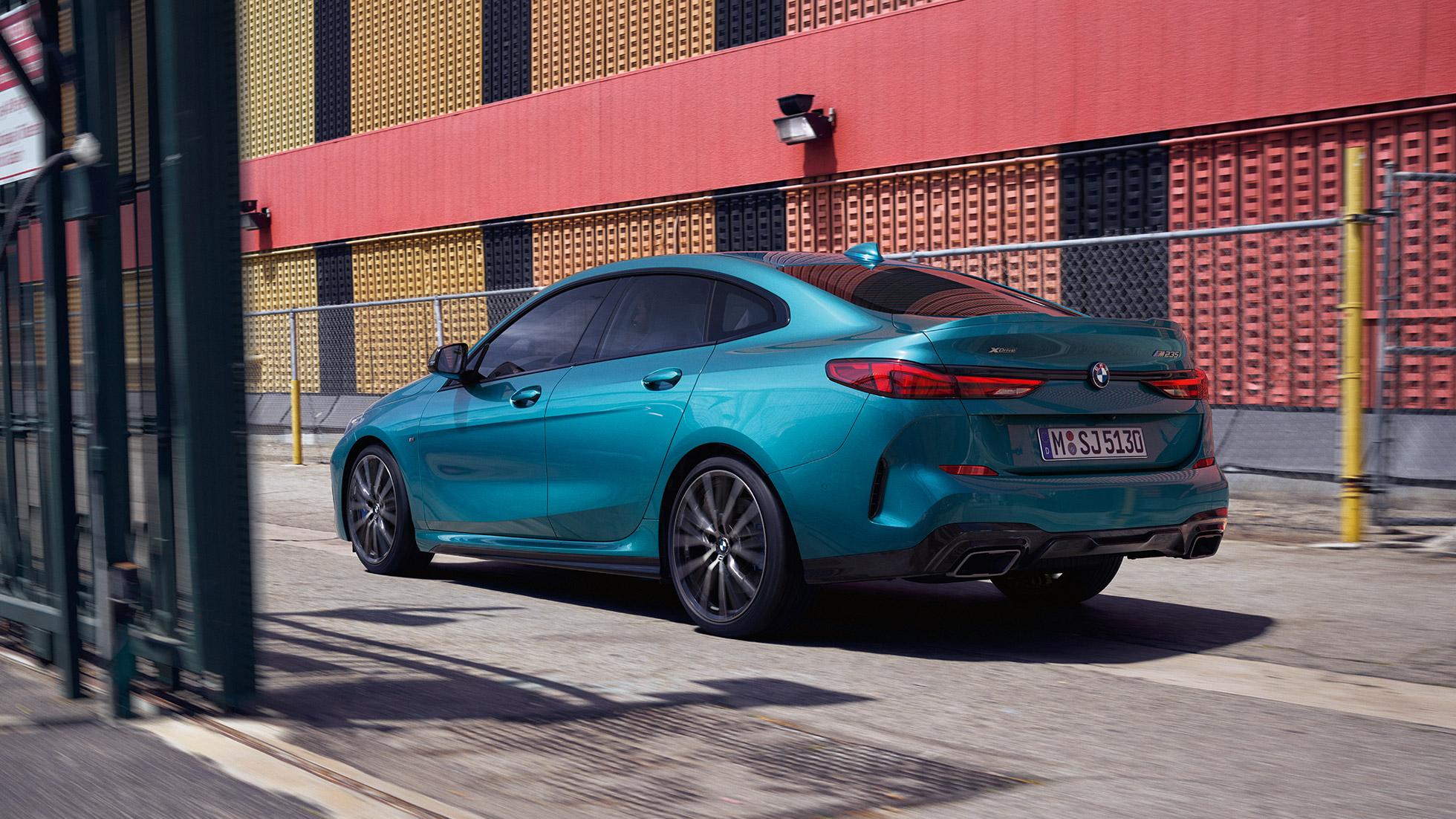 Design avant-gardiste de la BMW Série 2 Gran Coupé Le design novateur de la BMW Série 2 Gran Coupé en Snapper Rocks Blau metallic F44, vue latérale de trois quarts