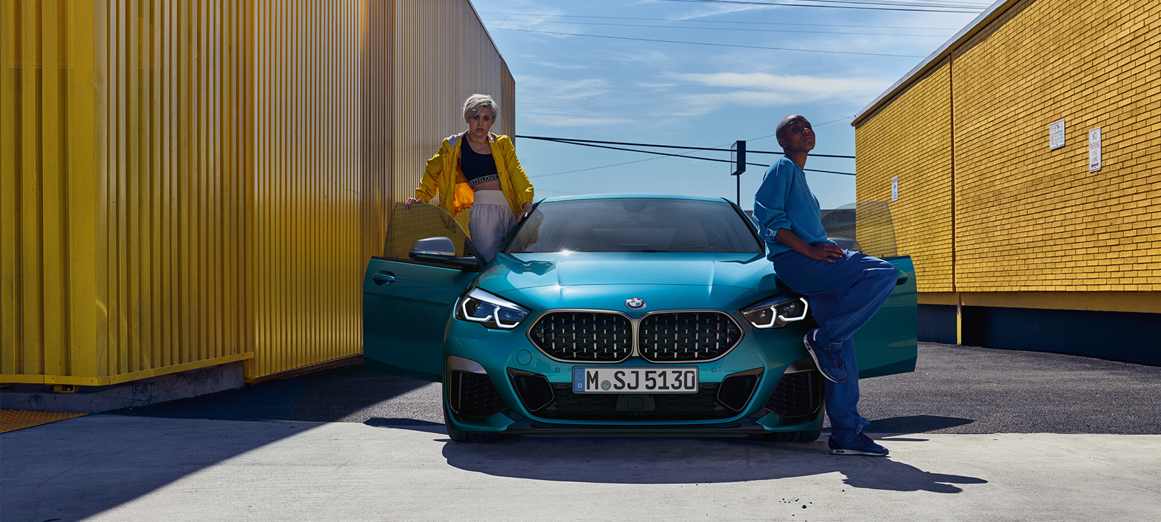 BMW Série 2 Gran Coupé, vue frontale avec portes avant ouvertes BMW Série 2 Gran Coupé Snapper Rocks Blau metallic F44, vue de face avec portes avant ouvertes