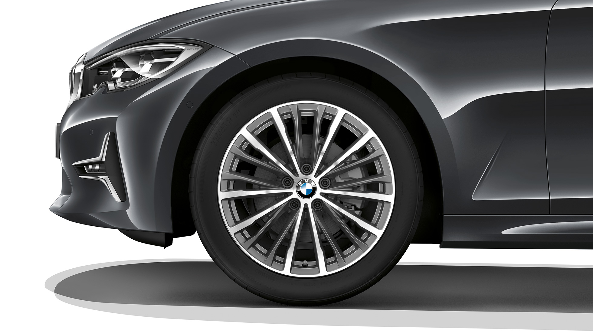 BMW Série 3 Berline, jante du Modèle Luxury Gros plan d’une jante en alliage léger de la BMW Série 3 Berline, dotée de l’équipement du Modèle Luxury.