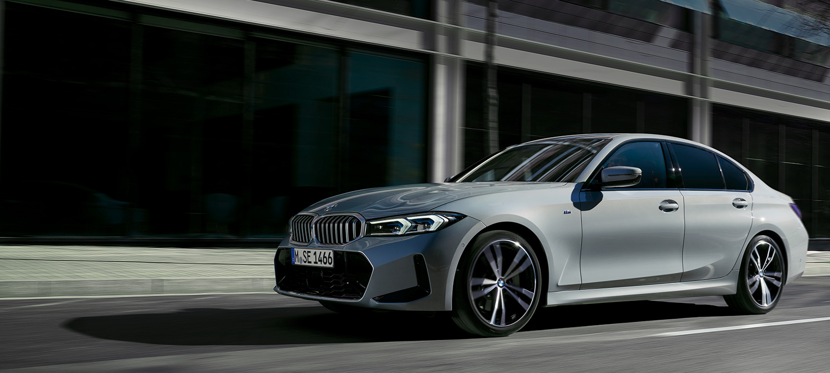 BMW Série 3 Berline LCI G20 Brooklyn Grau vue de profil devant le mur