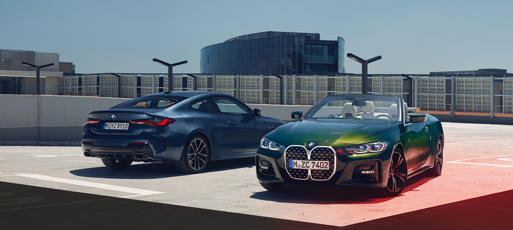 BWW Série 4 Coupé G22 BMW Série 4 Cabrio G23 sur un parking BWW Série 4 Coupé G22 BMW Série 4 Cabrio G23 sur un parking