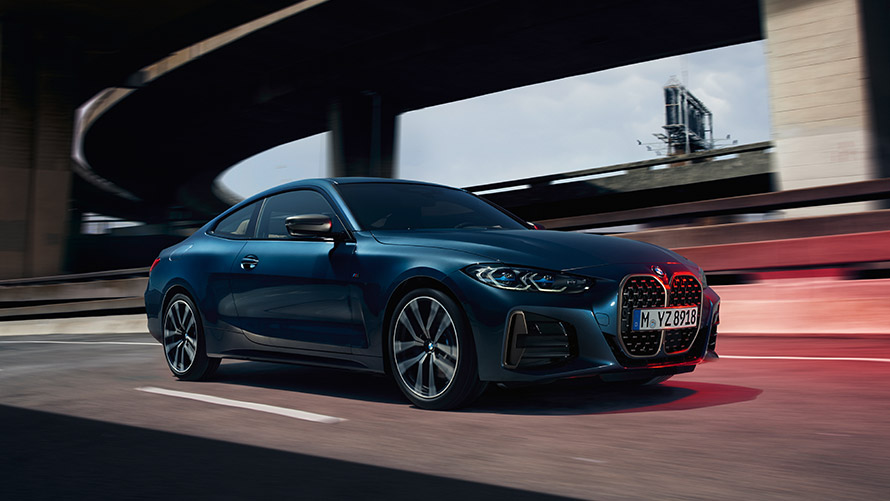 BMW Série 4 Coupé G22, vue de trois quarts de profil sur la route BMW Série 4 Coupé G22 deuxième génération, vue de trois quarts de profil sur la route