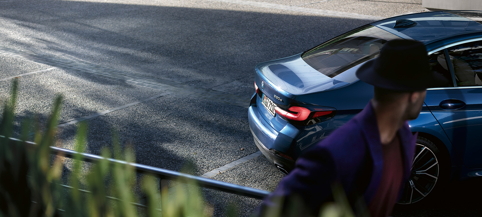 Un homme se tient derrière la BMW Série 5 Berline G30 BMW Série 5 Berline G30 restylage 2020, un homme se tient derrière la BMW stationnée