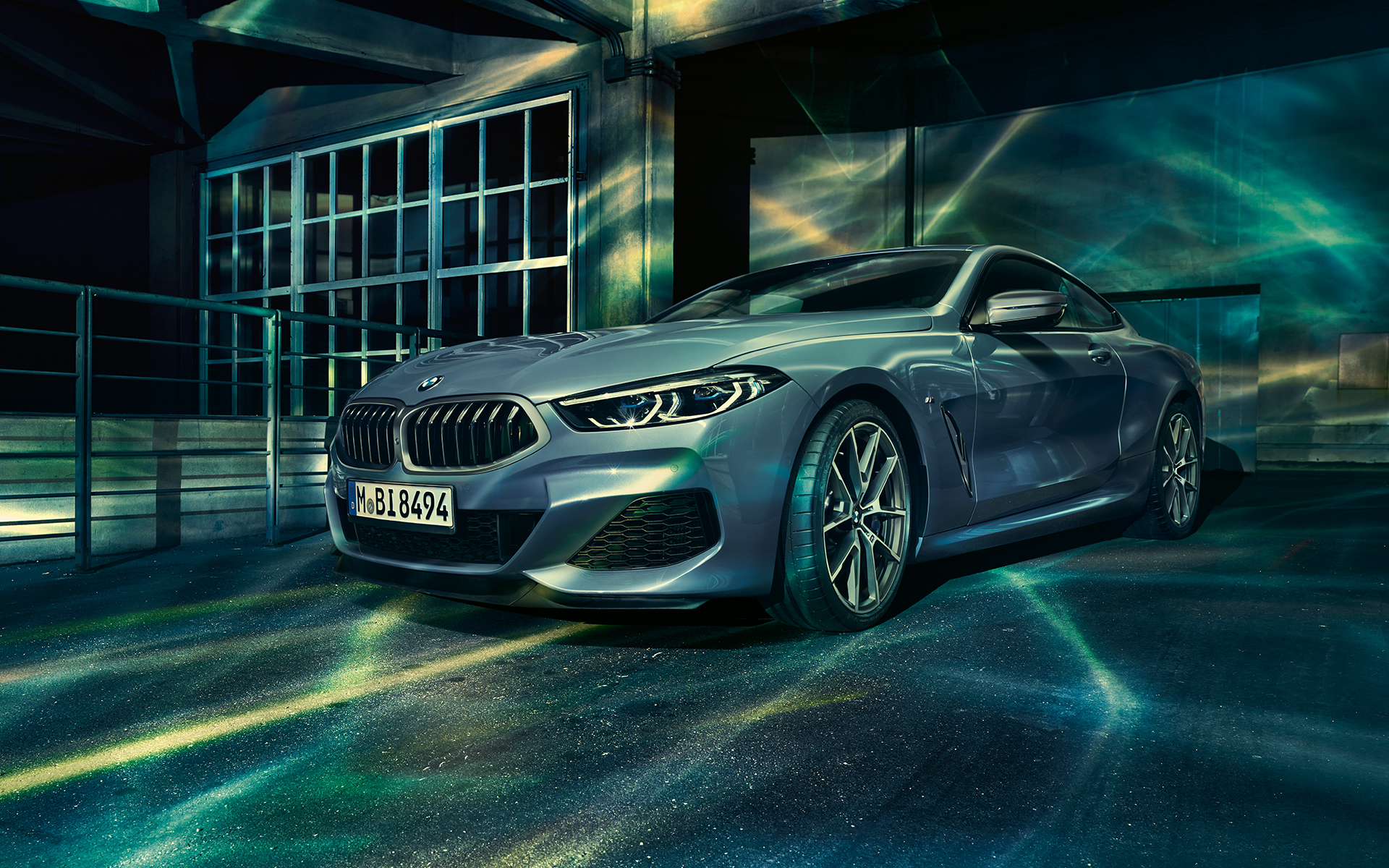 BMW Série 8 Coupé, vue à trois quarts de la partie avant, à droite La BMW Série 8 Coupé photographiée de l'avant, vue à trois quarts à droite, à l'arrêt dans un décor urbain.