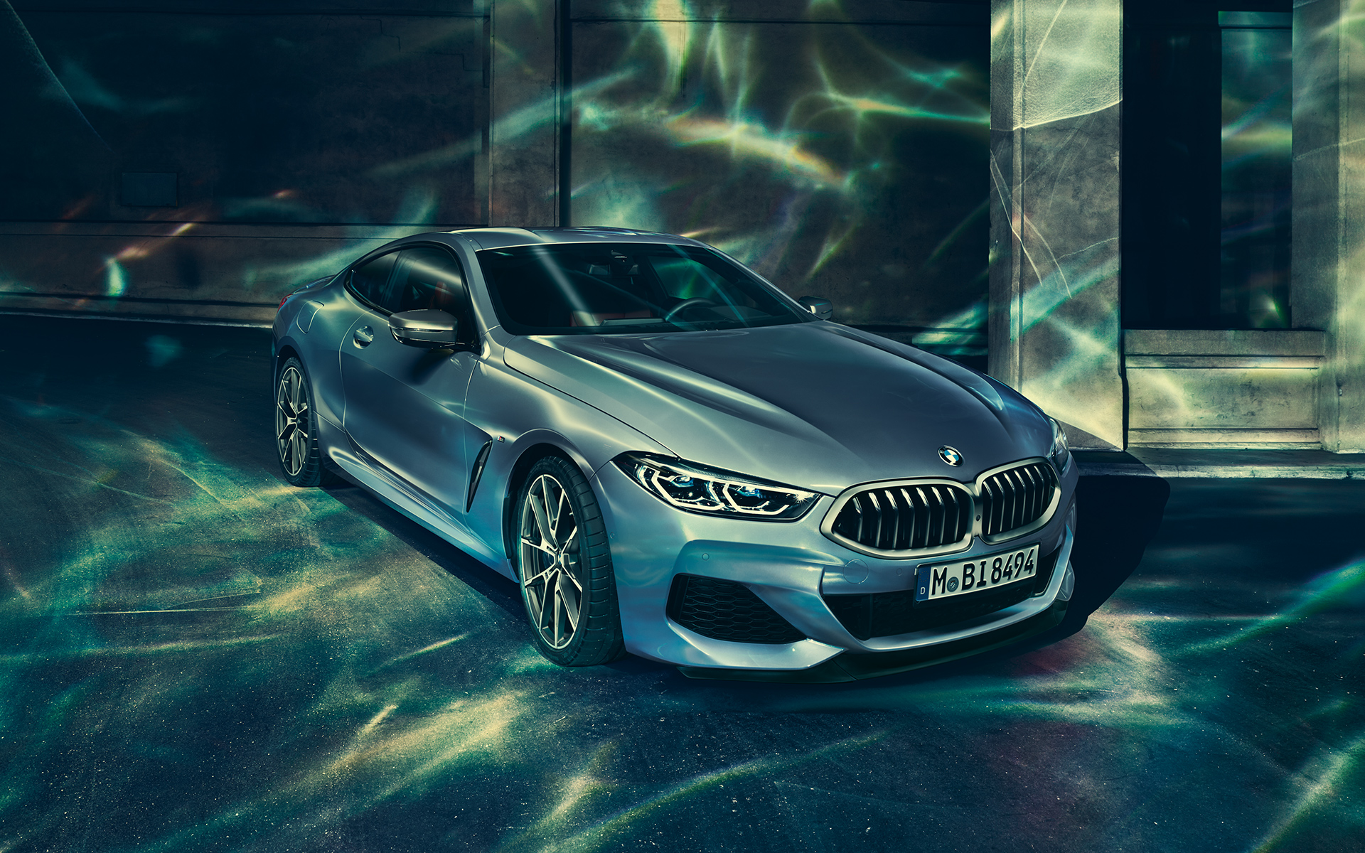 BMW Série 8 Coupé, vue trois quarts de gauche La BMW Série 8 Coupé photographiée de l'avant, vue à trois quarts à gauche, à l'arrêt dans un décor urbain.