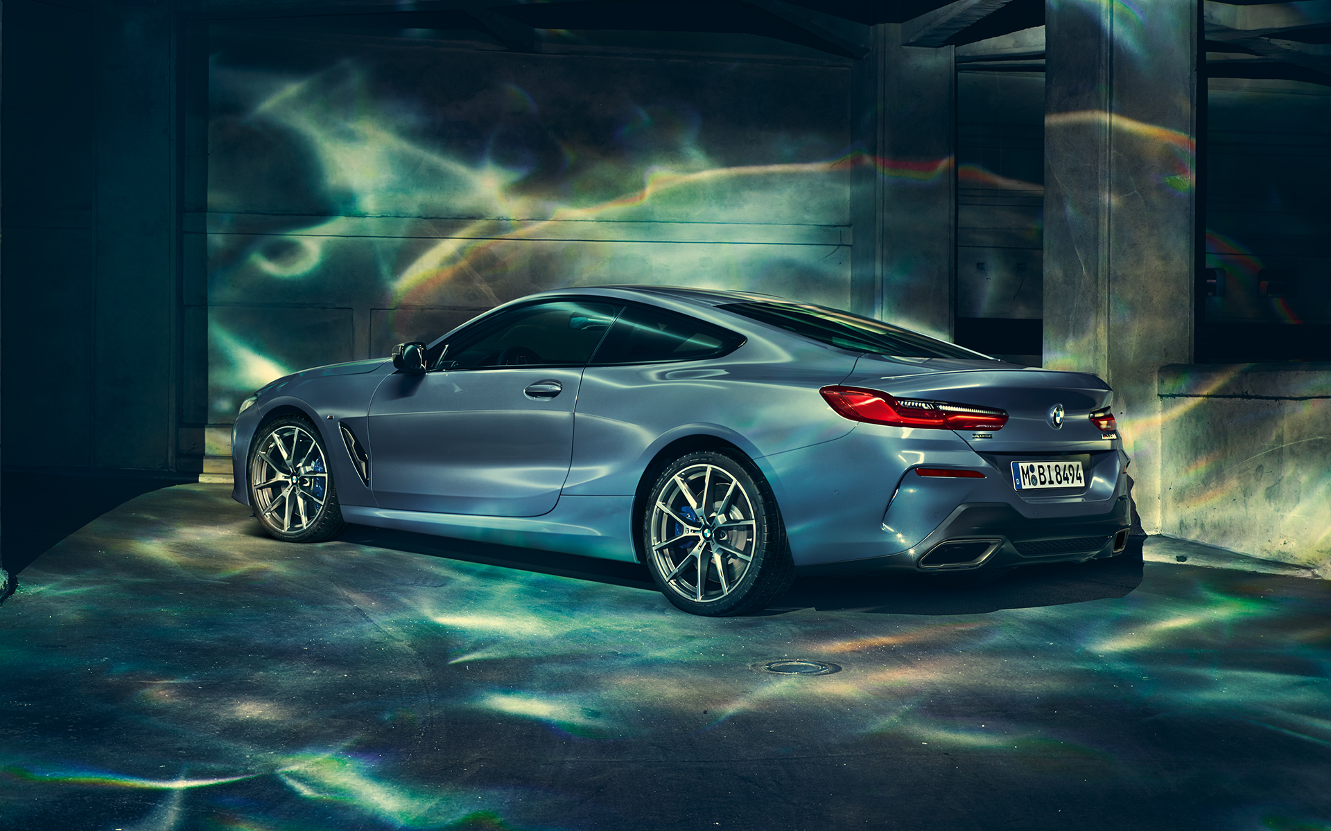 BMW Série 8 Coupé, de gauche Profil gauche de la BMW Série 8 Coupé, dans un décor urbain.