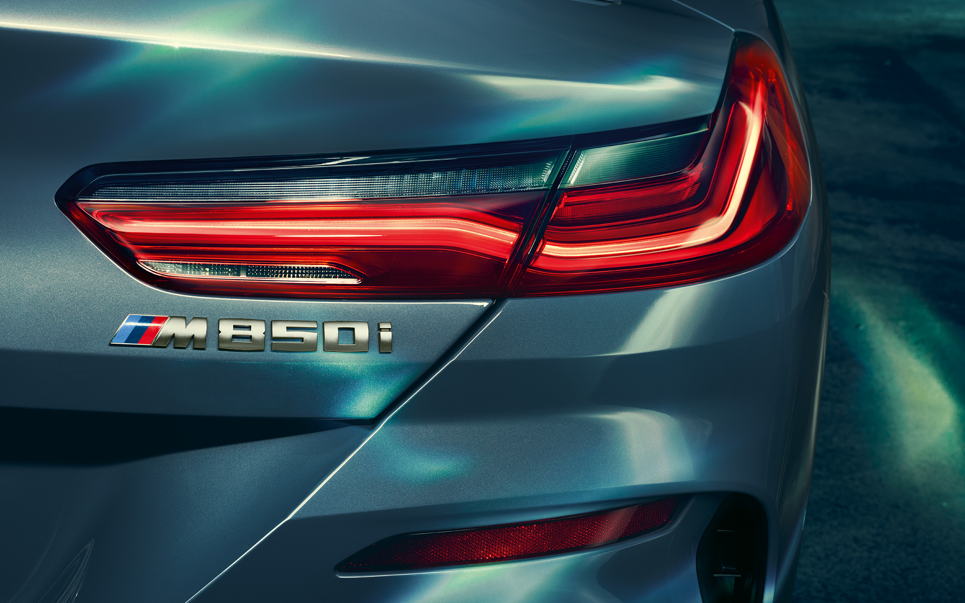 Feux arrière et logo M 850i. Détail : feux arrière et logo M 850i.