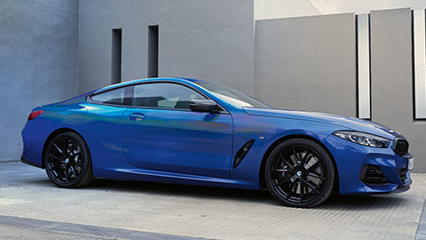 BMW Série 8 Coupé (G15) vue de trois quarts face à l’arrêt BMW Série 8 Coupé (G15) vue de trois quarts face à l’arrêt