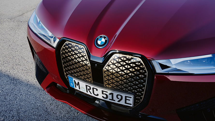BMW iX i20 SUV électrique BMW iX xDrive50 Shy Tech BMW iX i20 2021 SUV électrique BMW iX xDrive50 Aventurinrot vue avant naseaux BMW Shy Tech