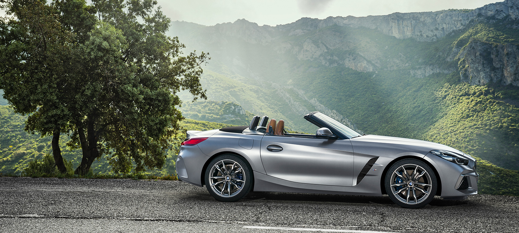 BMW Z4 M40i G29 Cabrio en stationnement BMW Z4 M40i G29 2019 Cabrio BMW Individual Frozen Grey metallic en stationnement, vue de profil