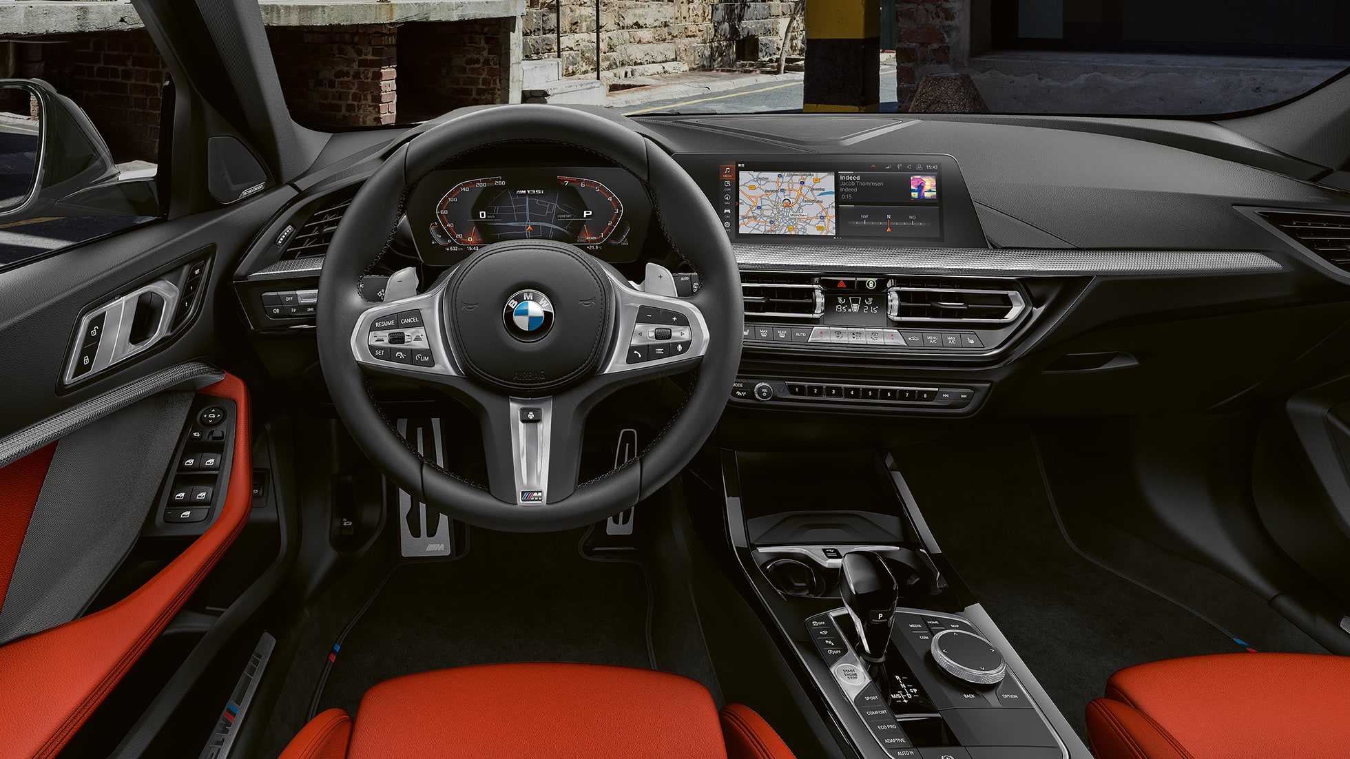 BMW M135i xDrive, habitacle. Habitacle de la BMW M135i xDrive avec volant M en cuir et sièges M sport.