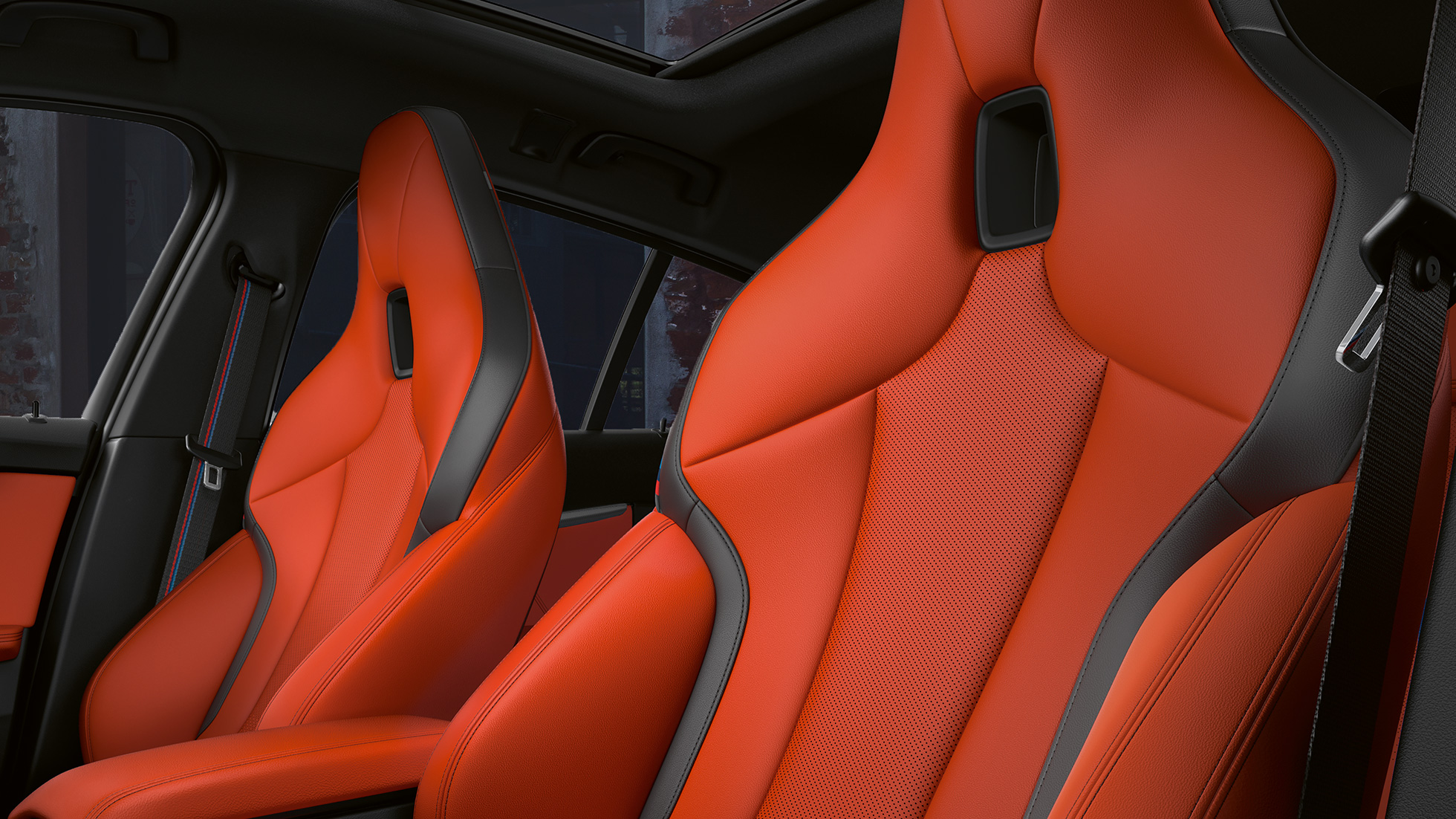 Sièges M sport avec appuie-têtes intégrés. Sièges M sport athlétiques avec appuie-têtes intégrés dans l’habitacle de la BMW M135i xDrive.